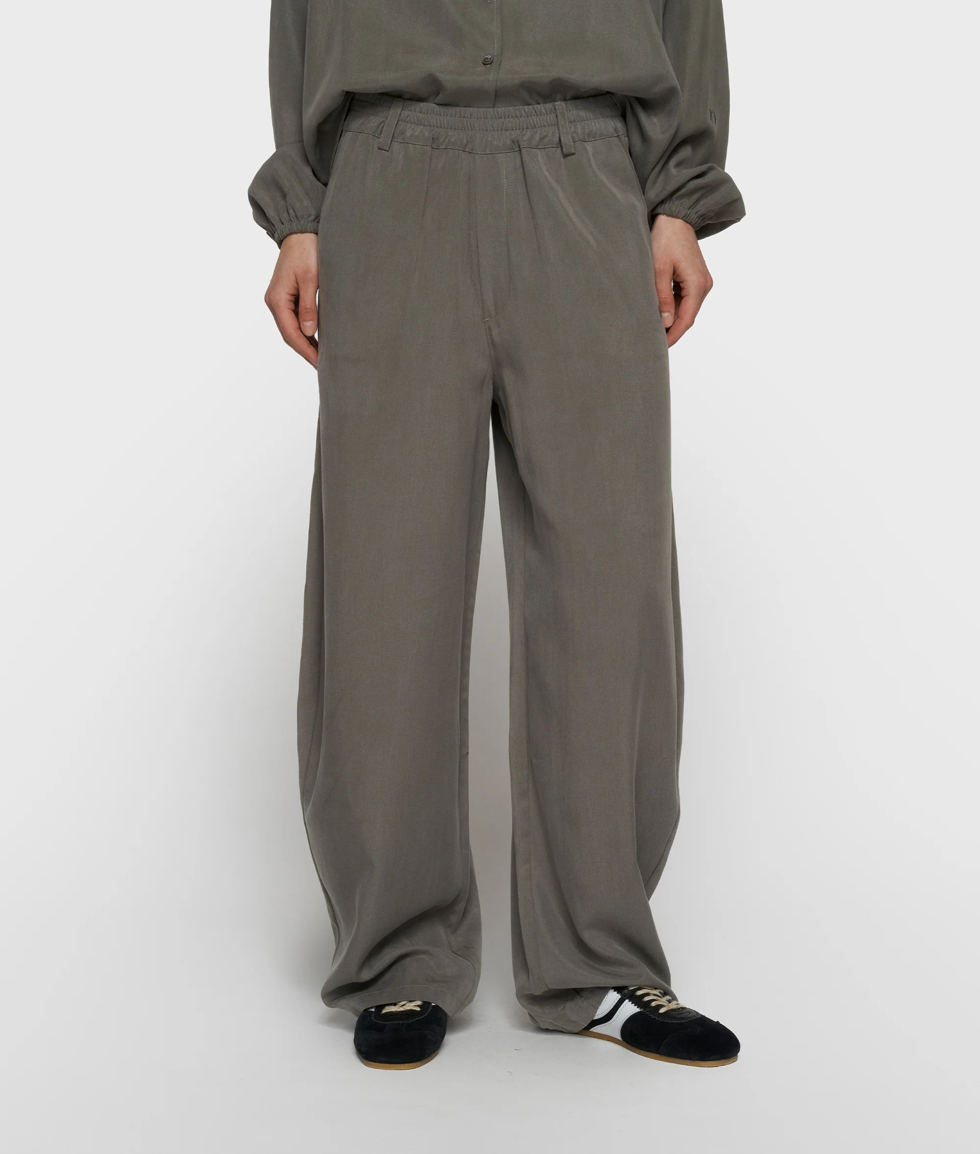 banana pants lyocell | dark fog - Image 2