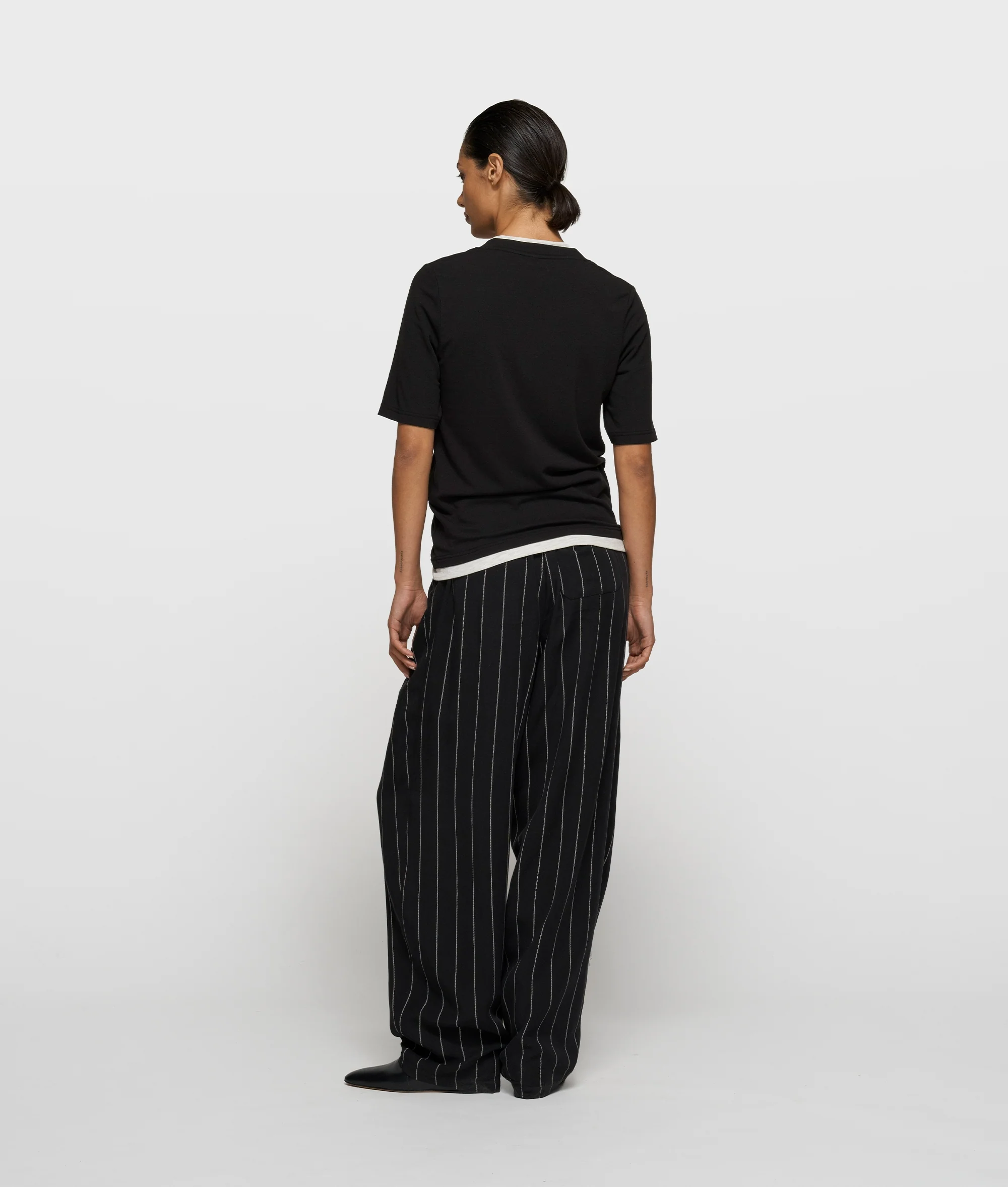 double layer v-neck tee | black - Image 4