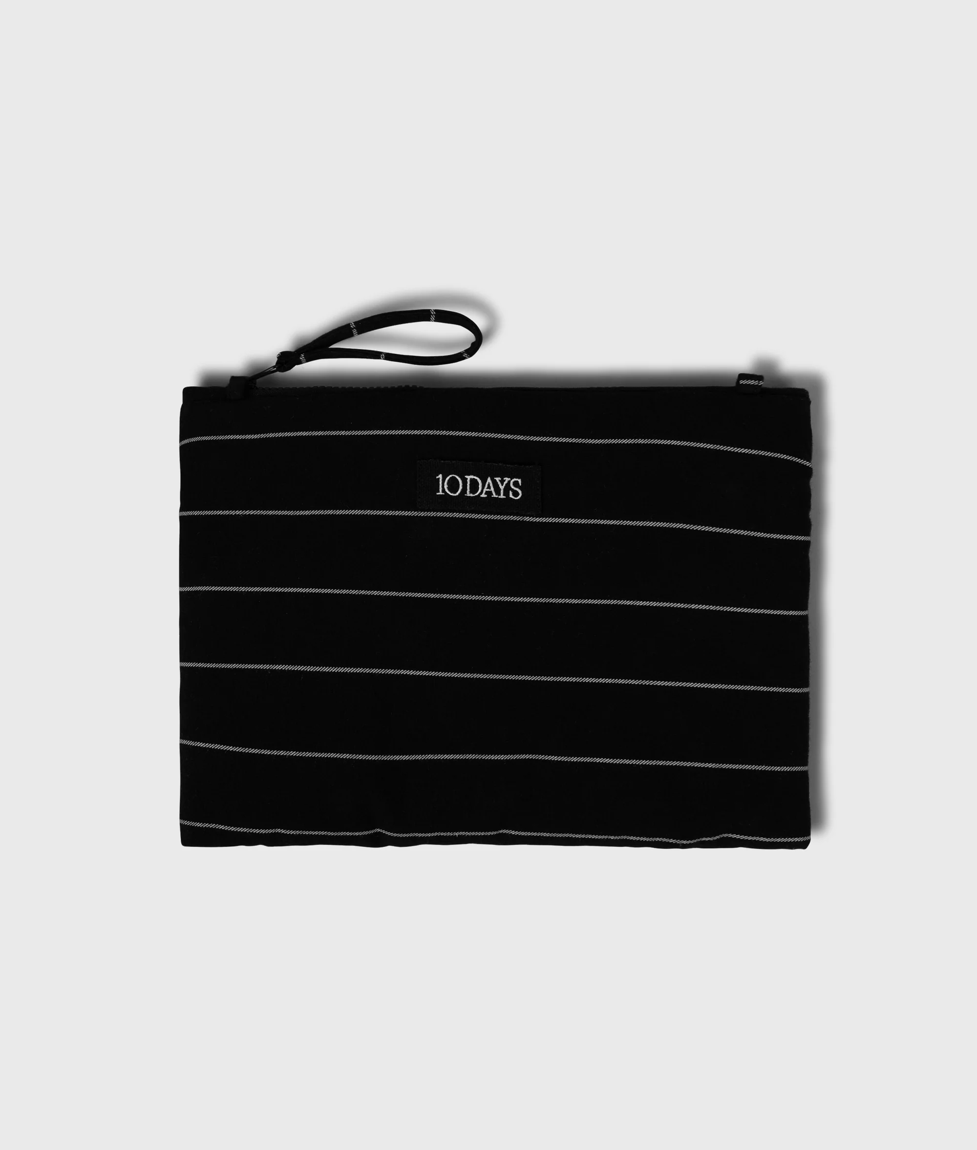 first class clutch medium | black