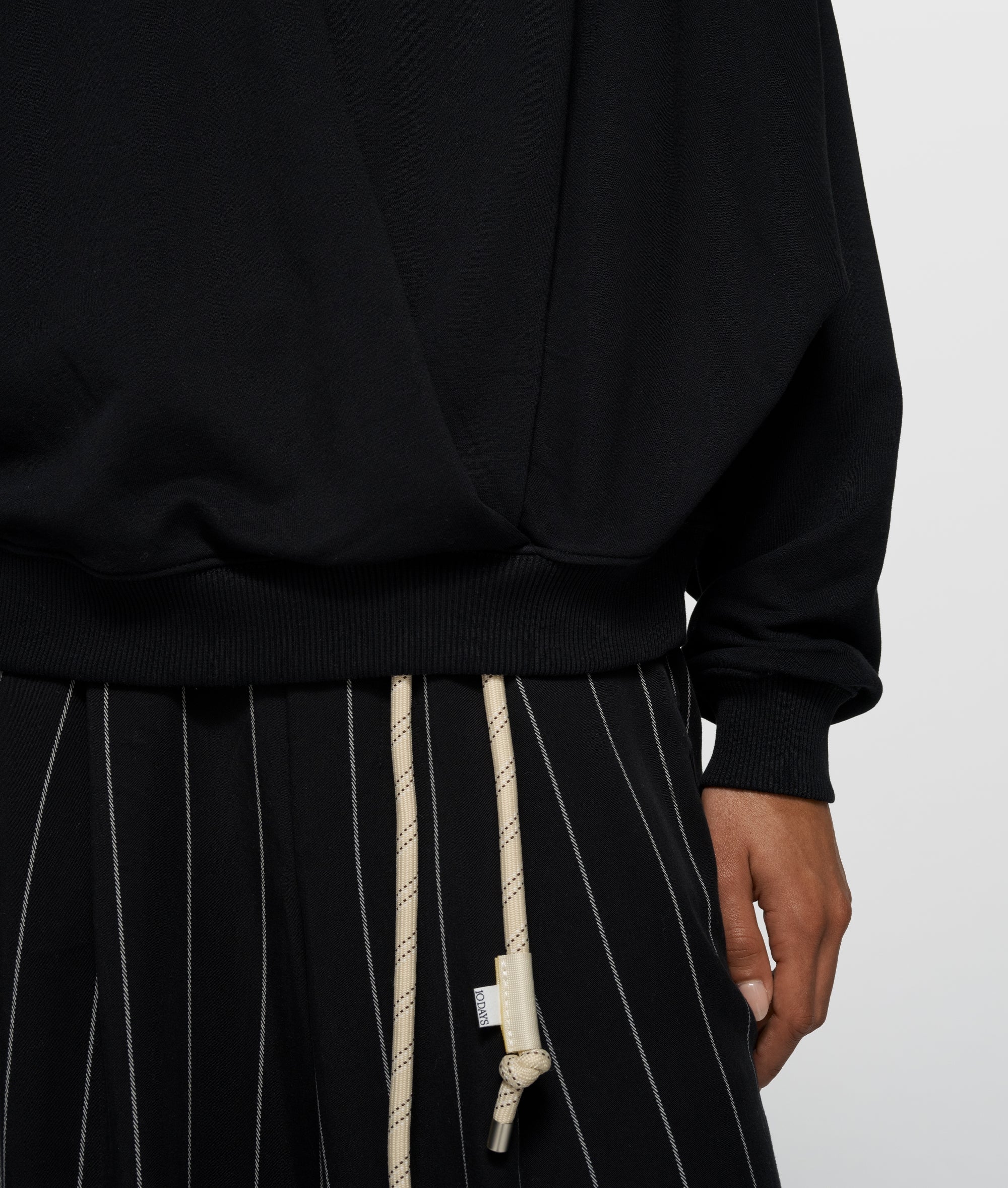 sweater pleat | black - Image 2