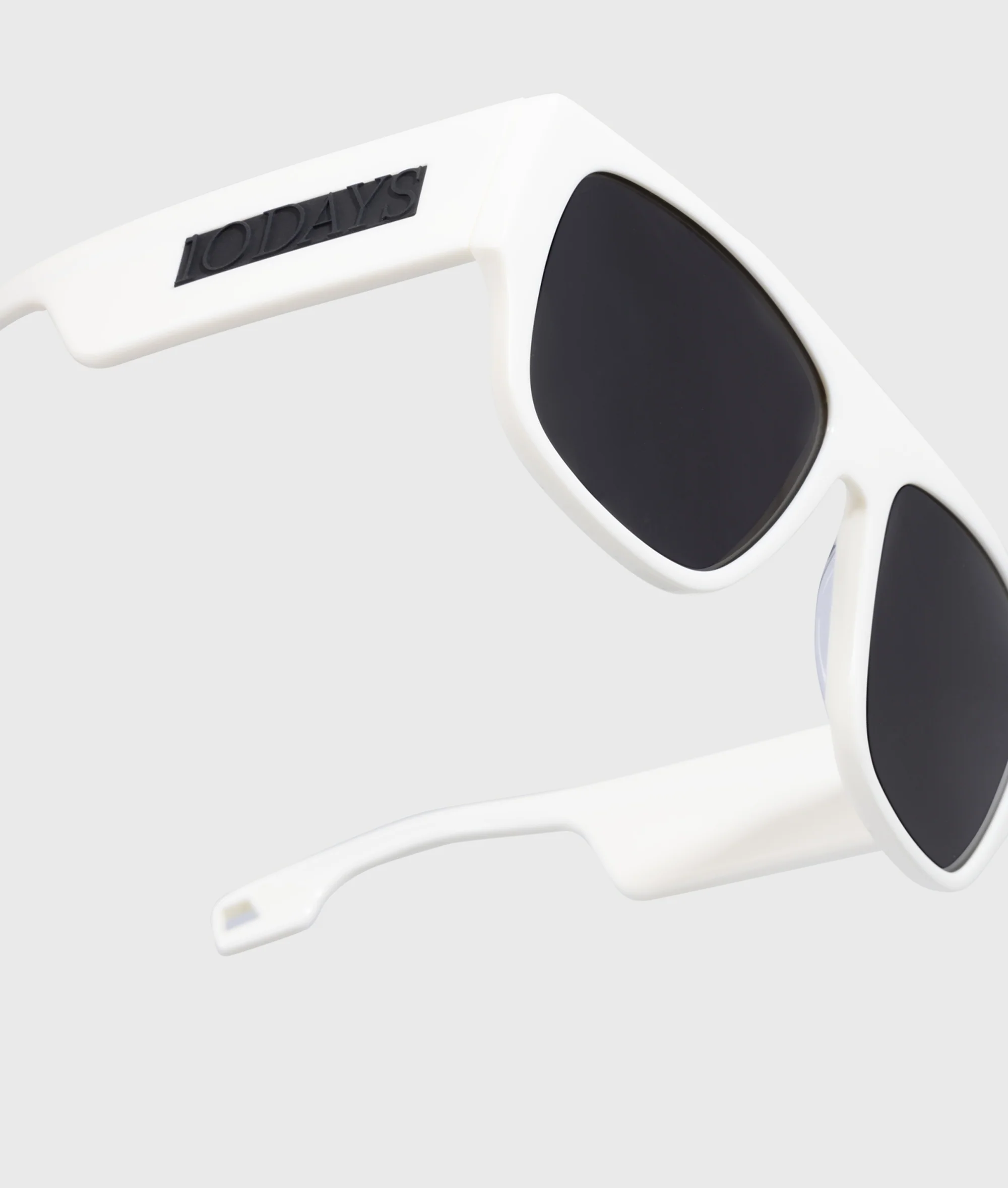 the iconic sunglasses | ecru - Image 4