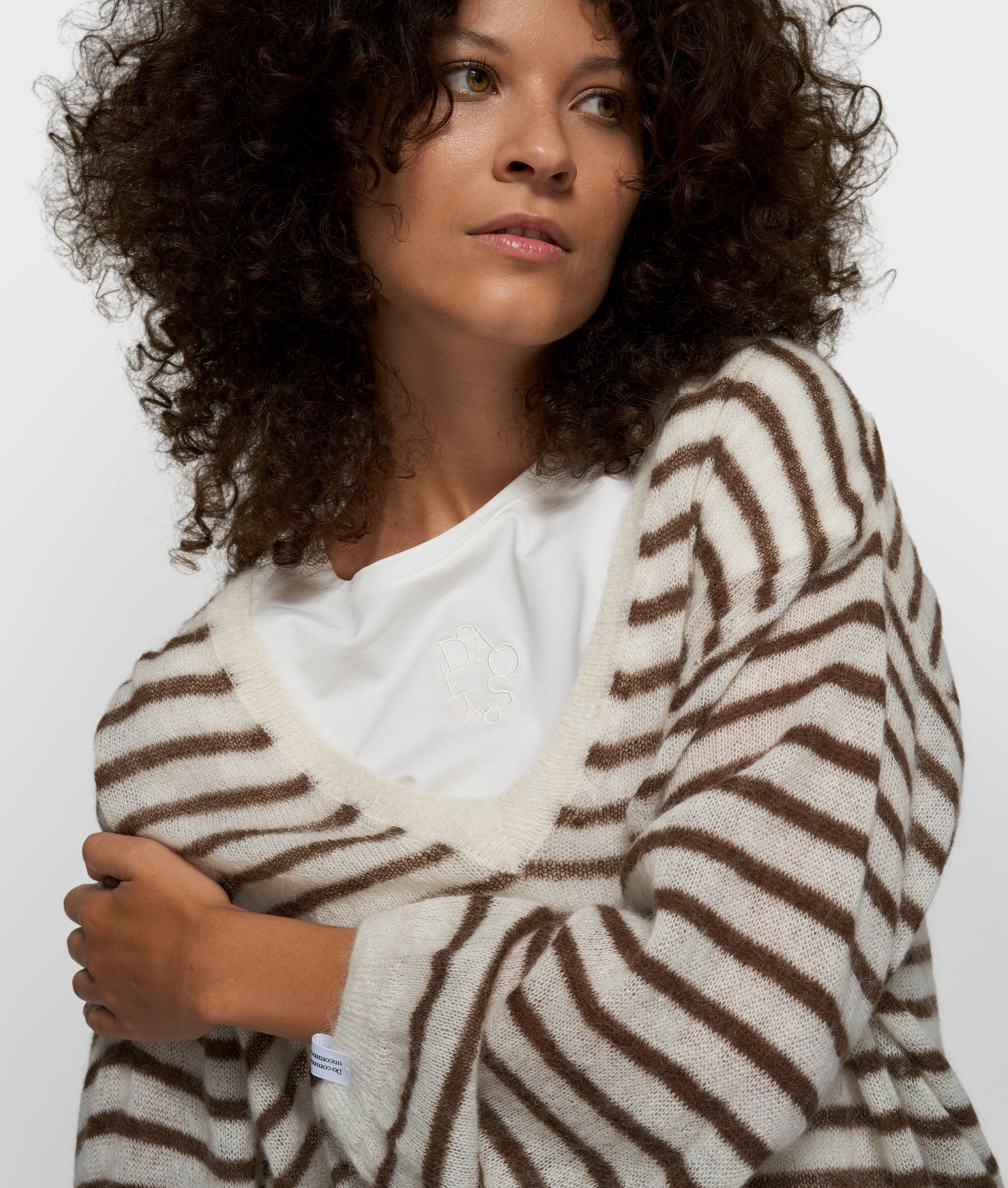 thin v-neck knit sweater | dark truffle/ecru - Image 2
