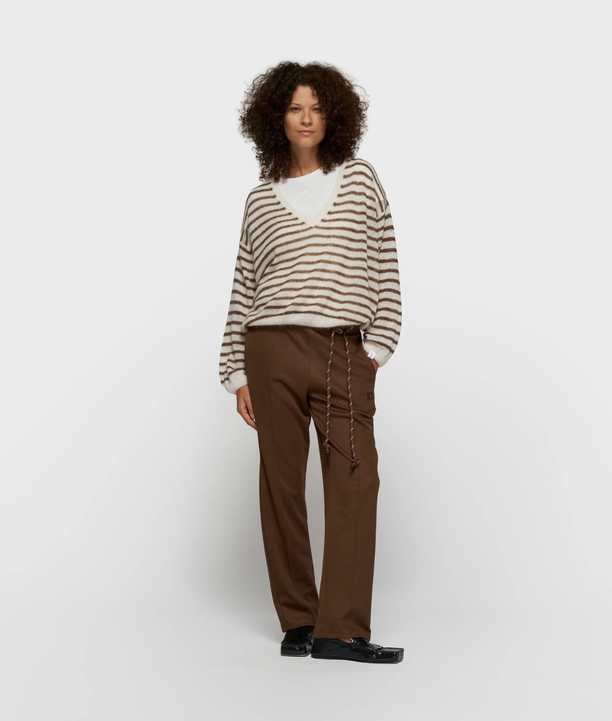 thin v-neck knit sweater | dark truffle/ecru - Image 3