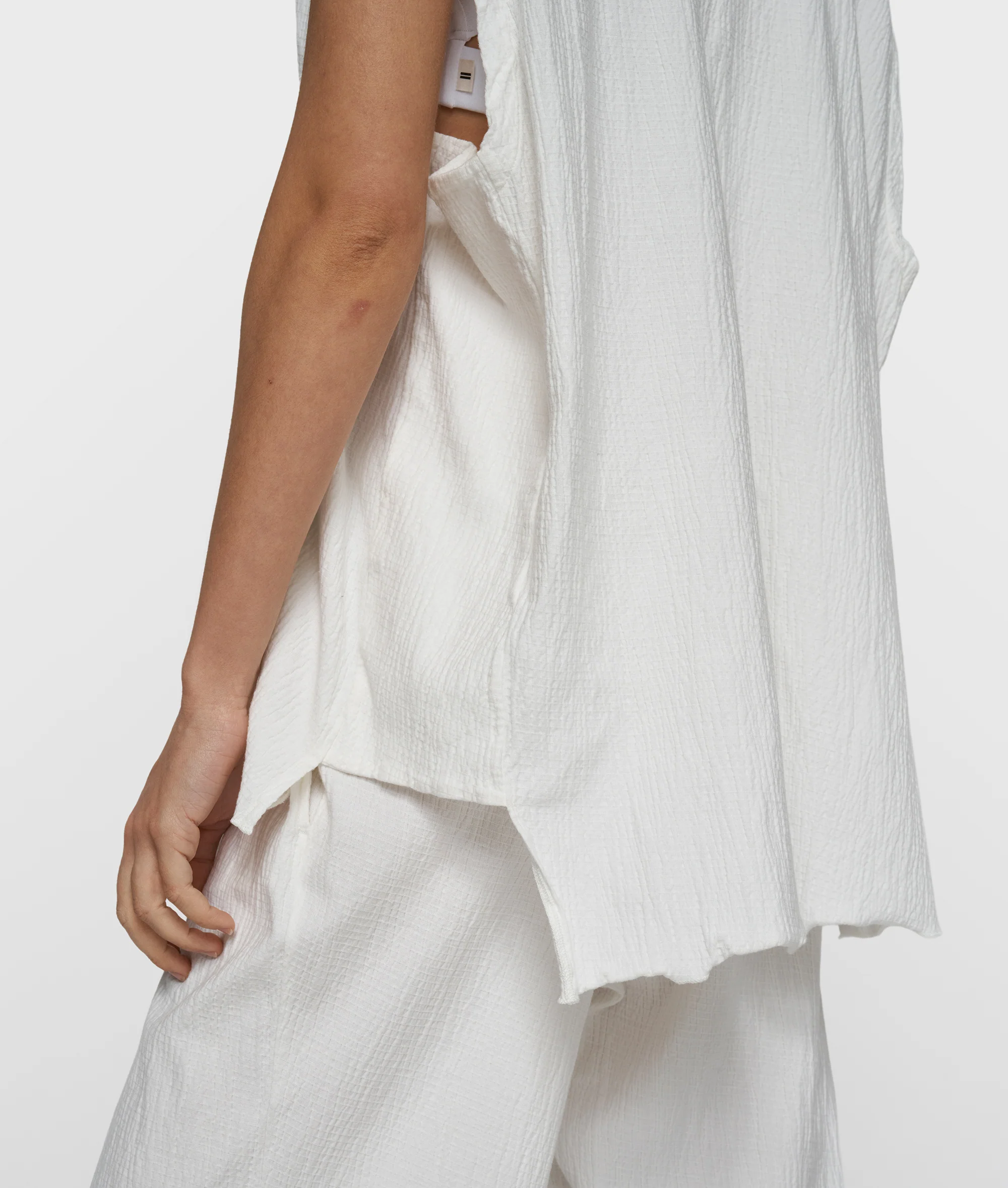 v-neck crinkle top | ecru - Image 2