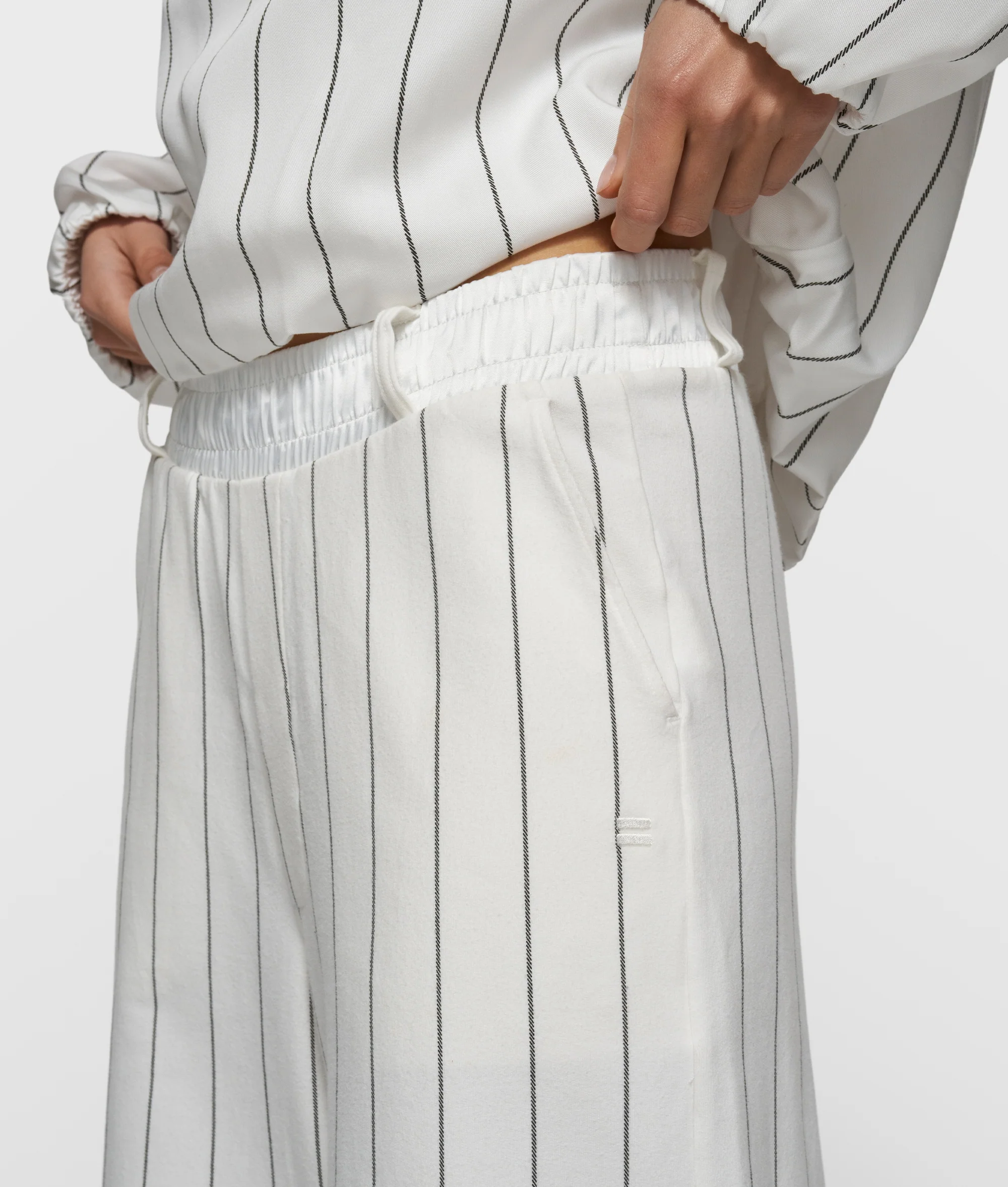 wide jogger pinstripe | ecru - Image 4
